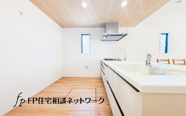 リビングを見渡せるカウンターキッチンでお子様の様子を伺いながら食事の支度が出来ます。家族の気配を感じられる、そんな空間を演出できるキッチンです。