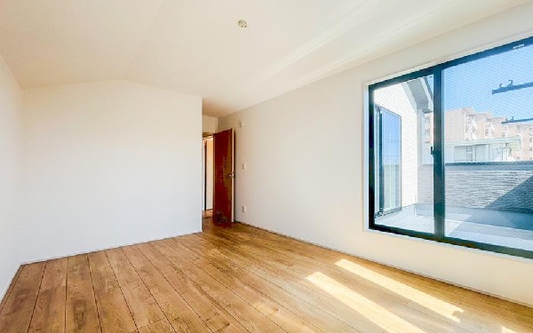 光が沢山取り込める大きな窓。日差しを長時間受ける事が出来る暖かいお部屋です。もちろんペアガラスなので、遮音性に優れ、結露も発生しにくい構造。サッシ周りのカビが発生しにくくなりますね。