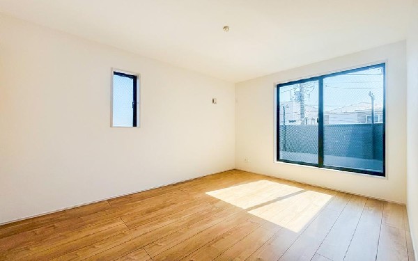 光が取り込みやすい2面採光の居室。日当たり良好です。クローゼットを完備し、収納スペースも十分。初めてのお子様にとっての「自分の部屋」。学習デスクやベッドの配置もラクラクです。