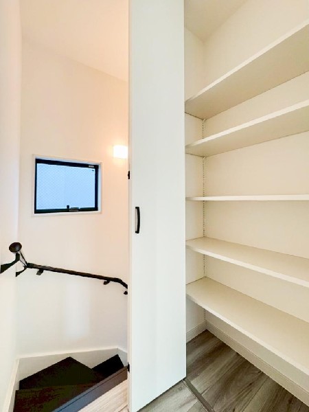 ２階廊下部分に共用の収納を設けました。おもちゃや掃除用具など多目的にご活用頂けます。