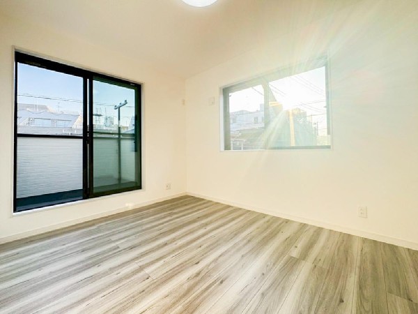 光を取り込みやすい2面採光の居室は日当たり良好です。クローゼットの完備で収納スペースも十分。初めてのお子様にとっての「自分の部屋」。学習デスクやベッドの配置もラクラクです。