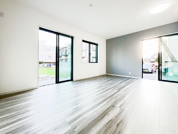 家族だんらんのスペースとなるリビング。窓が多い設計なので色々な角度から光が取り込めます。明るいリビングで新しい生活を。