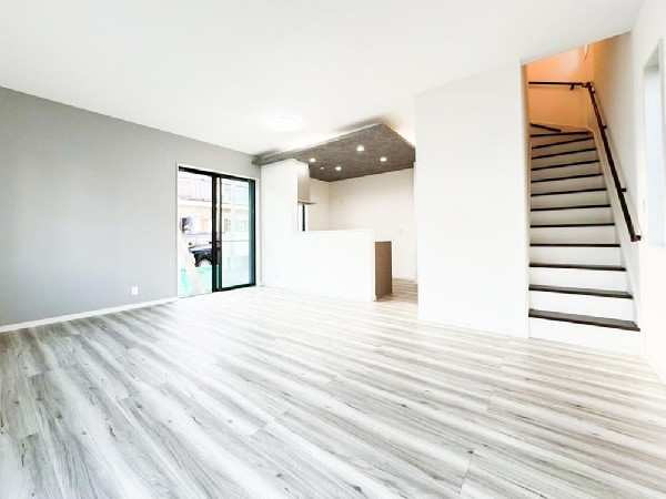 ２階へあがるときは必ずリビングを通る構造のリビングイン階段。お子様の帰宅時、外出時に自然と顔を合わせるので、コミュニケーションが取りやすくなりますね。