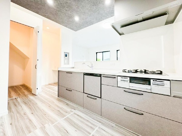 リビングのお子様を見守りながらお料理が出来る対面式カウンターキッチン。ご家族との会話がはずみます。