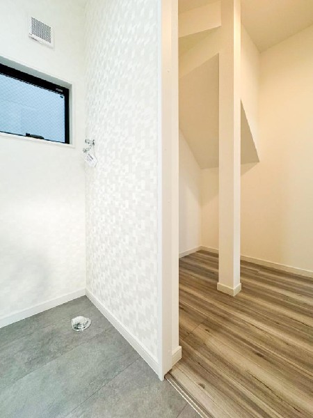 洗面所とリビングをつなぐ『回遊型』のファミリークローク。お掃除用具や洗面所で使う衣類やタオルなどもしまえるので水回りがスッキリ片付きます。