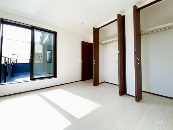 収納力が豊富な大型クローゼット。普段着やスーツはもちろんのこと、コート類などもしっかり掛けられます。奥行きもあるので、収納ボックスもそのまましまえて部屋がスッキリしますね。