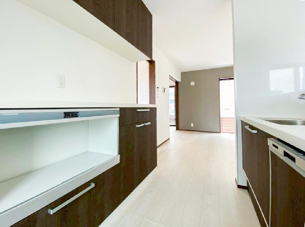 背面にカップボードが備え付けされています。システムキッチンと一体感あるカラーで見た目もgood。たまにしか使わない調理家電の収納に重宝します。