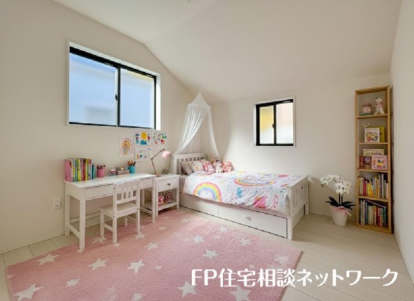 光を取り込みやすい2面採光の居室は日当たり良好です。クローゼットの完備で収納スペースも十分。(本画像はCGで作成しており、実際に現地に家具はおかれておりません。また価格に家具は含まれておりません。）