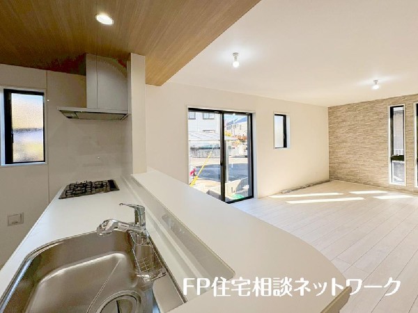 調理をしながら目線を上げれば明るいお庭が見えるので気持ちが明るくなりそうです。