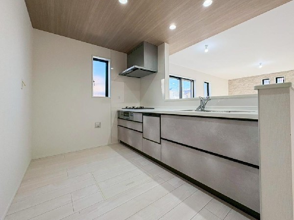 食事の支度をしながらリビングを見渡せる対面キッチンです。最近はリビングで勉強するお子様も増えてきているようです。