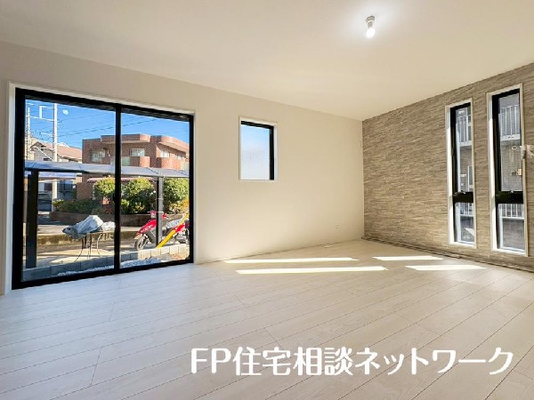 掃き出しの窓からは太陽のやわらかな光はもちろん、年中爽やかな風が吹き抜けます。自然の恵みが、快適で心地の良い空間を演出してくれますね。