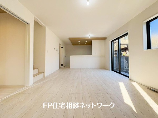 家族だんらんのスペースとなるリビング。家具の配置がしやすい広さを確保しつつ、窓が多い設計は色々な角度から光が取り込めるこだわりの間取りです。明るいリビングで新しい生活を。