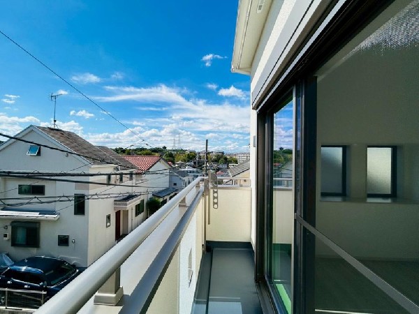 南からの明るい光が差しこむ陽だまりの空間。南に大きく面したバルコニーでお洗濯もあっという間に乾きそう。家事もスムーズにこなせますね。太陽の匂いが感じられる心地よさ。