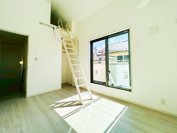 勾配天井を採用した居室。横だけではなく、縦の広がりを持たせることにより開放感を演出しました。また、ロフトを併設していますので、収納として、またお子様の秘密スペースとして活躍します。