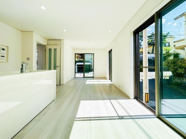 帖の広々ＬＤＫ。導線もしっかりと取れているので、ダイニングテーブルやソファーなどの家具もしっかりと配置できます。ゆったりとした広さの空間でご家族だんらんの時間をお過ごしください。