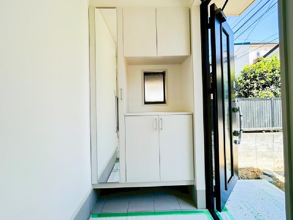 外観:玄関は家の中に入る時一番最初に目に付く場所だからこだわりたいですよね！明るい雰囲気の色目でお部屋の雰囲気をそのまま表しているようです。