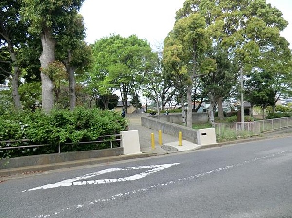 周辺環境:下永谷八木第二公園(下永谷八木第二公園まで550m)