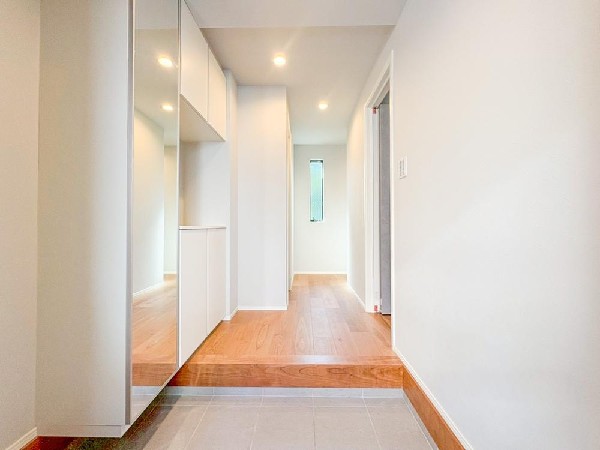 外観:◇玄関◇  散らかりがちな玄関もスッキリと保てる玄関収納は家の中に入る時一番最初に目に付く場所だから拘りたいですよね！木目調の落ち着いた雰囲気の色目が、家の雰囲気をそのまま表している家の顔です。