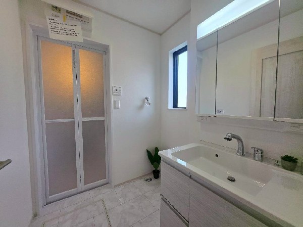 ゆとりの洗面スペースで朝の身支度も快適スムーズに