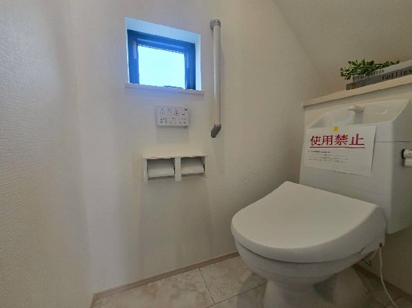 窓から陽ざしが入り、明るく圧迫感のないトイレ