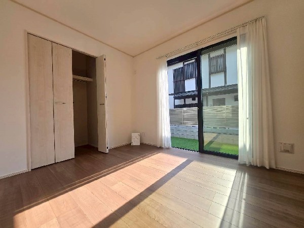 たくさんの光を取り込める大きな窓。暖かいお部屋です。