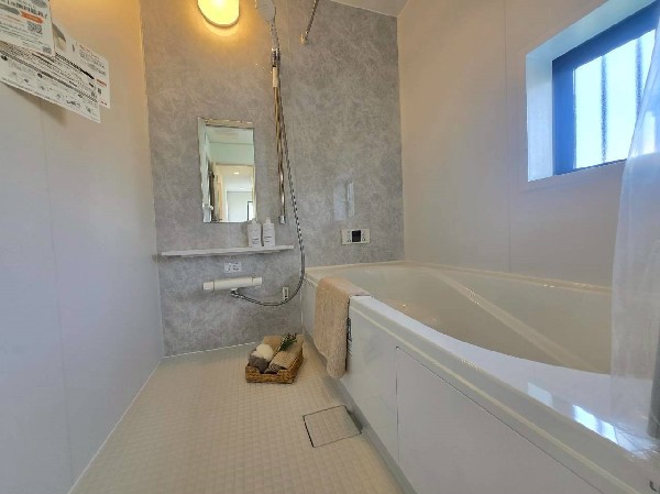 ゆったりとくつろげる広々バス