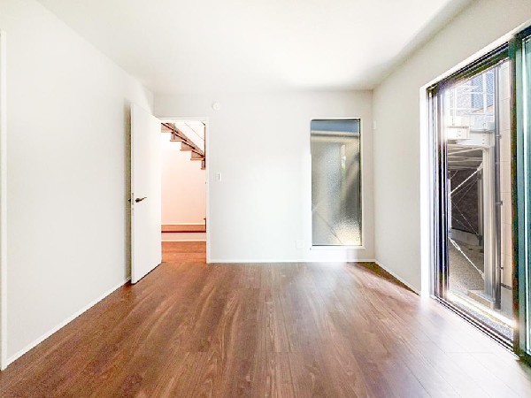 ◇居室◇  光が取り込みやすい2面採光の居室。日当たり良好です。クローゼットを完備し、収納スペースも十分。初めてのお子様にとっての「自分の部屋」。学習デスクやベッドの配置もラクラクです。