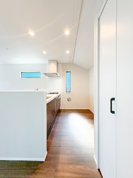 ◇キッチン◇  キッチン横にはパントリースペースを完備。お水や非常食などの備蓄庫としても活躍する「万能型収納」です。キッチンも散らかることなくたっぷりと収納できる大きさのパントリーです！