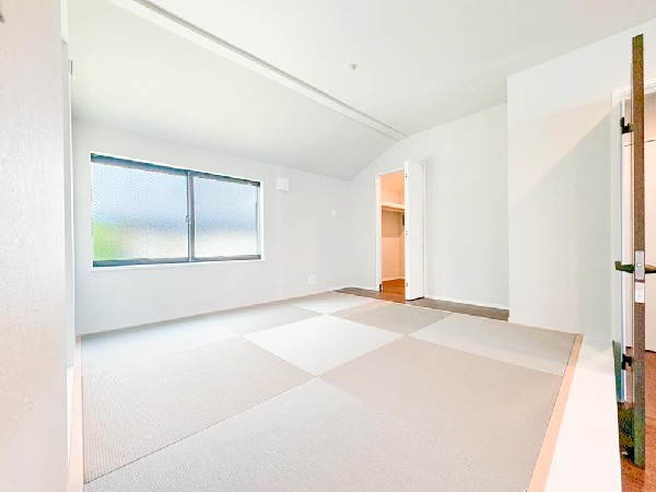 ◇和室◇  多用途に様々な使い方が出来る和室付きです！お客様がいらっしゃった時の客間として、転んでも痛くないお子様の遊び場として、寝転がってのんびり休日を過ごす場として和室があるのは嬉しいですね！