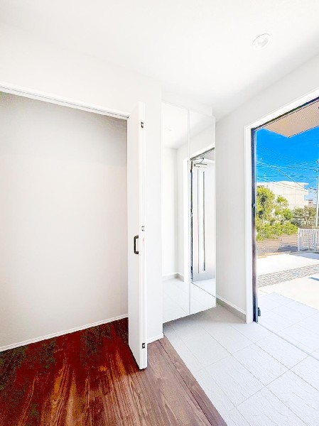 外観:◇玄関◇  玄関にはシューズボックスの他に何かと便利な収納スペースを兼ね備えており来客時にも玄関がキレイ、すっきりとした状態でお迎えできます！