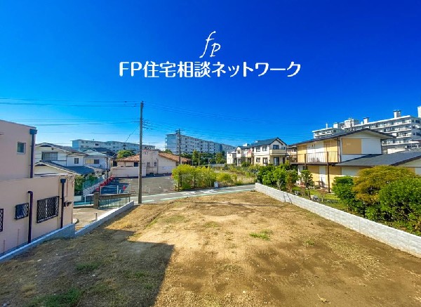 外観:間口が広く日当り良好！ガーデニングも楽しめる敷地の広さが魅力的です。暮らしに潤いと癒しをもたらすお庭は、ひとつひとつの樹木、花達の変化に目が届き、家族の会話にも花が咲きます。