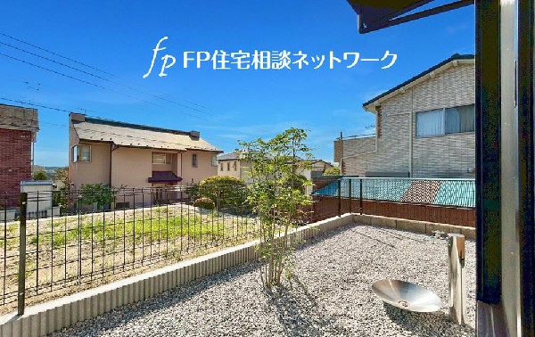 外観:暮らしに潤いと癒しをもたらすお庭があります。手入れをしやすい広さだからこそ、ひとつひとつの樹木、花達の変化に目が届き、家族の会話にも花が咲きます。ガーデニングを始めてみませんか。