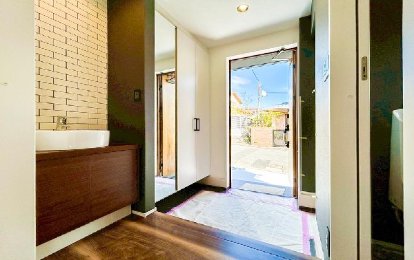 外観:玄関にはシューズボックスの他に何かと便利な収納スペースを兼ね備えており来客時にも玄関がキレイ、すっきりとした状態でお迎えできます！