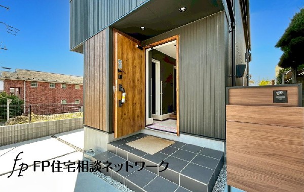 外観:気持ちの良い一日の始まりは笑顔でスタートしたいですよね。玄関ホールがスッキリ広々としていると帰る時も出ていく時も気持ちが良いものです！