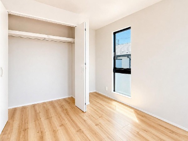 寝室は常に明るく、気持ちの良い毎朝を迎えられます。（本画像はCGで作成しており、実際に現地に家具はおかれておりません。また価格に家具は含まれておりません。）