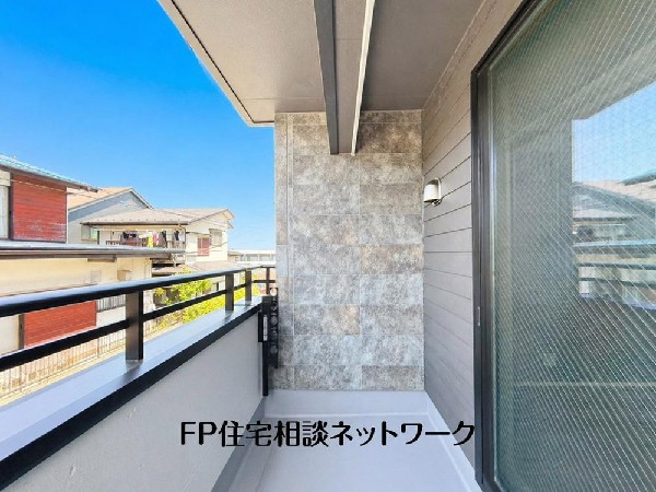 開放的なバルコニーは太陽の温かな温もりをめいっぱい受け止めてくれます。太陽の光と爽やかな風を受けたお洗濯物はあっという間に乾き、取りこむ時には太陽の匂いを感じられそうですね。