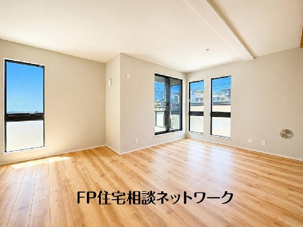 ご家族が集まるからこそＬＤＫは拘りたいですよね！日光をたっぷりと取りこめるリビングでゆったりと過ごしませんか？子供たちが元気に笑いながら走り回っている姿が目に浮かぶ空間です。