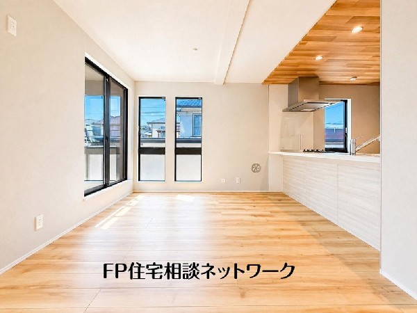 大切なご家族が集まるＬＤＫはこだわりたいですね！休日はおひさまの光をたっぷりと取りこめるリビングでゆったりと過ごしませんか？子供たちが元気に笑いながら走り回っている姿が目に浮かぶ空間です。