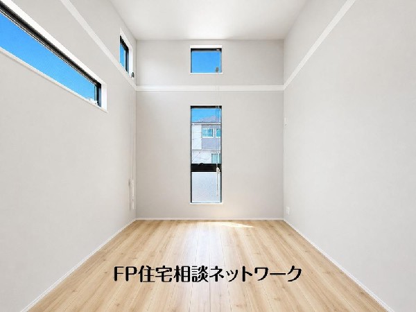 2面採光でお部屋の隅々まで明るい居室。おひさまの光を、爽やかな風をたっぷりと取り込めます。居室内はいつも明るい印象ですので、気持ちの良い朝を迎えられそう。毎日の生活も自然と明るくなりますね。