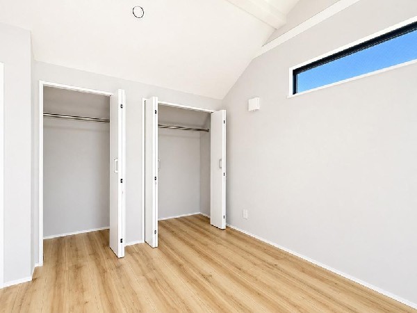 居室には収納クローゼットを完備！普段使いのお洋服や小物はもちろん、季節物のお洋服などもしっかりと整理整頓おしまい頂けます。居室空間をより広く隅々までお使いいただけますね。