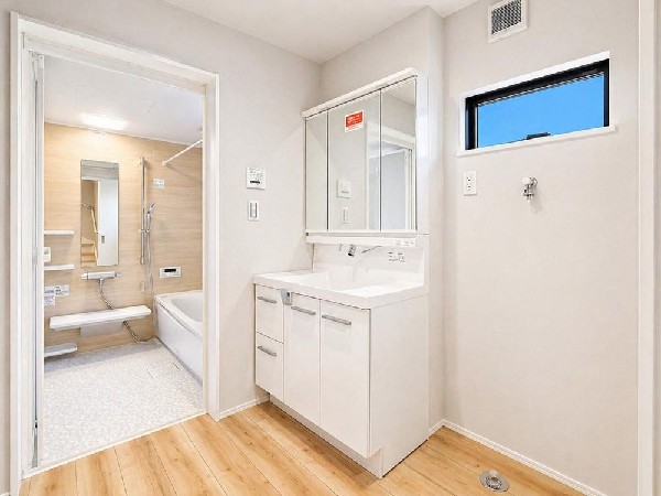 ゆとりのある洗面スペースで、朝の身支度やお掃除・片付けも快適スムーズです。３面鏡で髪のセットやお化粧もストレスなくこなせ、朝から気分良く通勤通学に向かえそうですね！