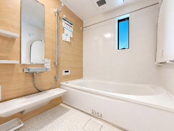 ゆったりとくつろげる広々バス。足までしっかりと伸ばせる浴槽は、心身ともにしっかりと疲れを癒してくれます。お子様とも一緒に浸かれ、ご家族みんなで一緒にバスタイムを楽しめますね♪