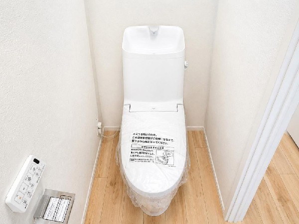 スッキリとしたデザインのトイレは明かり取りの窓からも光が取り込まれ日中は電気を消していてもご使用いただける明るさとなっております。