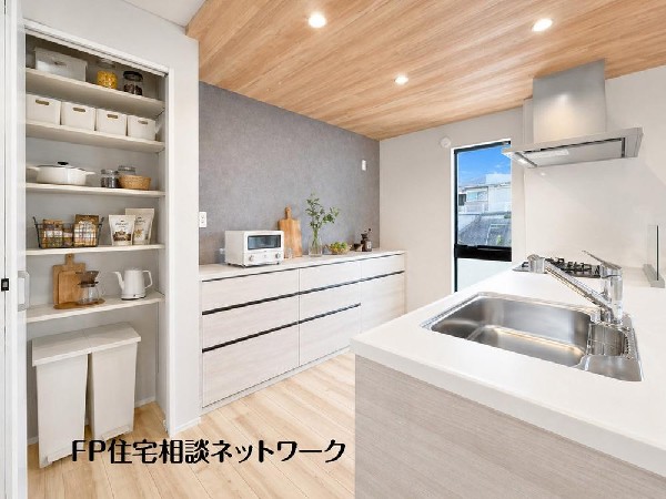 リビングを見渡せるカウンターキッチン。家族の気配を感じられる、そんな空間を演出します。（本画像はCGで作成しており、実際に現地に家具はおかれておりません。また価格に家具は含まれておりません。）