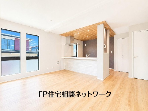 ソファを置いてゆったり寛げる広さのリビングは、ご家族の憩いの場にぴったり！2階にリビングを設けており、プライバシーを確保できます。道路からの視線も気になりません。