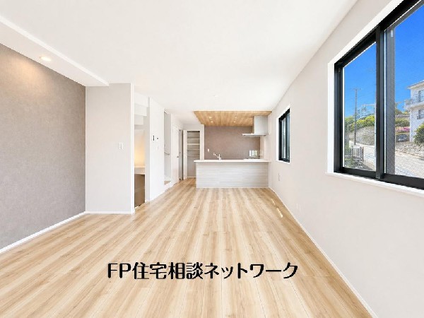 大切なご家族が集まるＬＤＫはこだわりたいですね！休日はおひさまの光をたっぷりと取りこめるリビングでゆったりと過ごしませんか？子供たちが元気に笑いながら走り回っている姿が目に浮かぶ空間です。