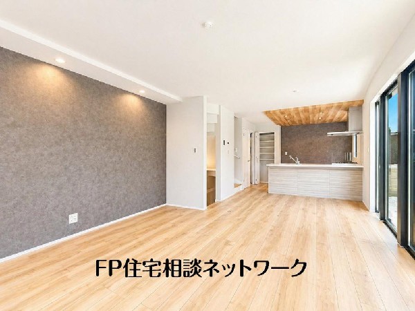 家族と過ごす時間を大切にする方にピッタリのゆとりの住空間です。お子様が元気に走り回っても安心して見守れます。家族の笑い声が今にも目に浮かびそうですね。