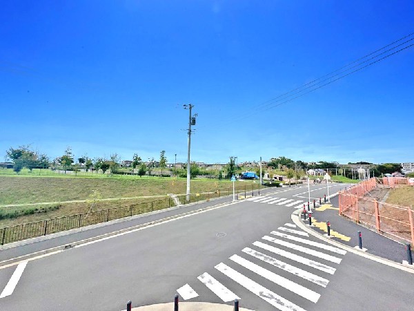 外観:窓枠から切り取られたまるで写真のような澄み切った光景。季節の移り変わりとともに、ゆっくりと愛でる時のありがたみ。