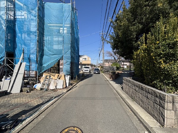 外観:前面道路は閑静な住宅地をはしる車通りの少ない道路