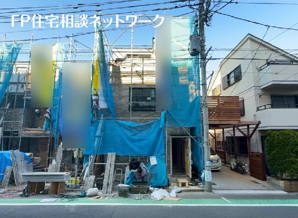 外観:前面道路は車通りの少ない道路。段差もなくお車の出し入れが苦手な方も駐車しやすそうです。